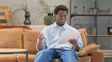 Belgeleri Okurken Afrikalı Adam Kaybından Şok Oldu