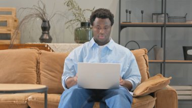 Laptop 'ta Kucak' ta çalışan Afrikalı Adam