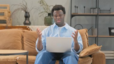 Laptop 'ta Yitik Afrikalı Adam Şok Etti