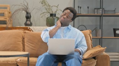 Boyun Ağrısı olan Afrikalı Ev Bilgisayarı Kullanıyor