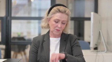 Bekleyen Yaşlı İş Kadını Portresi Zamanı Kontrol Ediyor