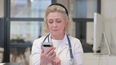 Yaşlı Kadın Doktor 'un Portresi Telefonu Kullanıyor