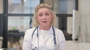Kıdemli Kadın Doktor Video Sohbeti Yapıyor, Webcam Görünümü