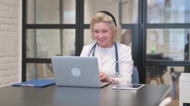 Hastanedeki Hastayla Konuşan Kıdemli Kadın Doktor