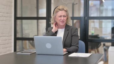 Boyun Yorgunluğu ve Ofiste Ağrısı Olan Yaşlı İş Kadını