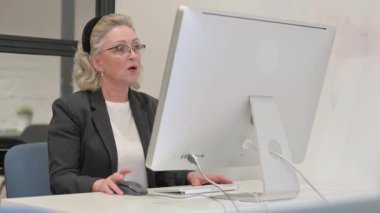 Yaşlı Yaşlı İş Kadını Masaüstü Bilgisayarı ile Video Sohbeti Yapıyor