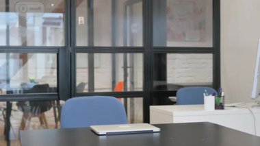 Yaşlı İş Kadını geliyor, Bilgisayarı açıyor