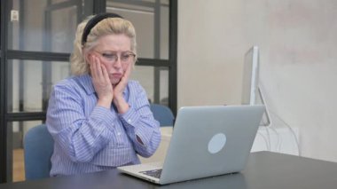 İş yerinde Çevrimiçi Kaybına YaşIı Sıradan Kadın Tepki Veriyor