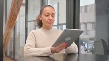 Dijital Tablet Üzerinde Çalışan Çok Irklı Kadın