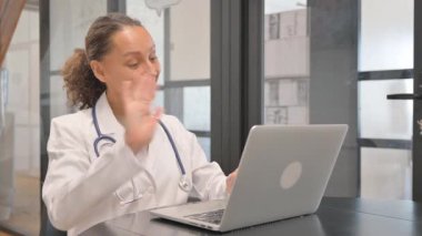 İnternette Hasta ile Çok Irklı Kadın Doktor Konuşuyor