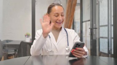 Çok Irklı Kadın Doktor Telefonda Video Sohbeti Yapıyor