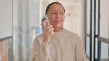 Telefonda Kızgın Çok Irklı Kadın Tartışıyor