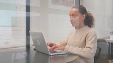 Ofisteki Kameraya Bakan Çok Irklı Kadın 'dan Başparmaklar Aşağı