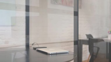 Dizüstü bilgisayar açıldıktan sonra Çalışma Alanına Gelen Çok Irklı Kadın
