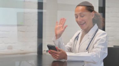 Çok Irklı Kadın Doktor Telefonda Video Sohbeti Yapıyor