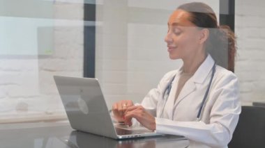 İnternette Hasta ile Çok Irklı Kadın Doktor Konuşuyor