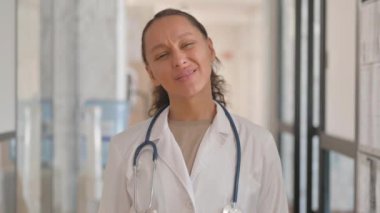 Memnuniyetsiz Çok Irklı Kadın Doktor Teklif Etmeyi Reddetme Portresi