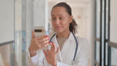 Çok Irklı Kadın Doktor 'un Portresi Telefonu Kullanıyor