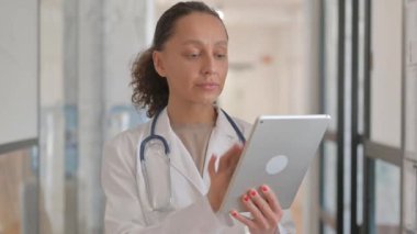 Dijital Tablet Üzerinde Çalışan Çok Irklı Kadın Doktor Portresi