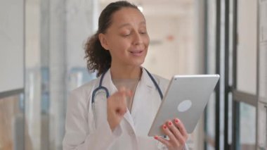 Tablette Video Sohbeti Yapan Çok Irklı Kadın Doktor Portresi