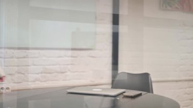 Dizüstü bilgisayar açıldıktan sonra Çalışma Alanına Gelen Genç Kadın