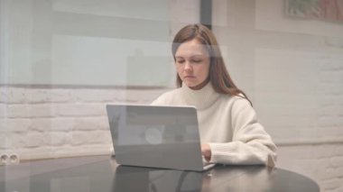 Hasta Genç Kadın Çalışma Odasında Öksürüyor