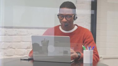 Kulaklıklı Afrikalı Laptop ile Video Sohbeti Yapıyor