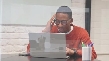 Çalışma Alanında Migreni Olan Afrikalı Adam