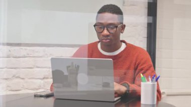 Afrikalı Adam Çalışma Alanında Boyun Yorgunluğu ve Ağrısı Var