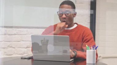 Hasta Afrikalı Çalışma Alanında Öksürüyor