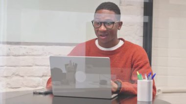 Afrikalı Adam Laptop ile Video Sohbeti Yapıyor