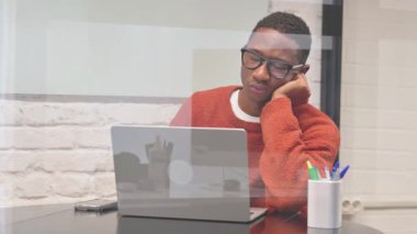 Laptop 'ta çalışırken uyuyan Afrikalı Adam