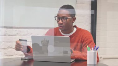 Afrikalı Adam Çalışma Alanında Çevrimiçi Alışverişin Zevkini Çıkartıyor