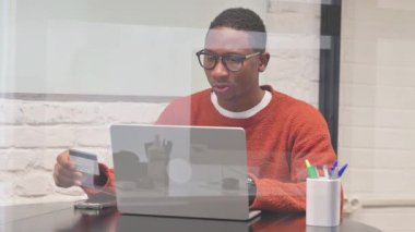 Çevrimiçi Alışveriş Başarısızlığına Afrikalı Adam Tepki Veriyor