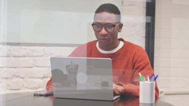 Laptop 'ta Afrikalı Adam Kaybından Şok Oldu