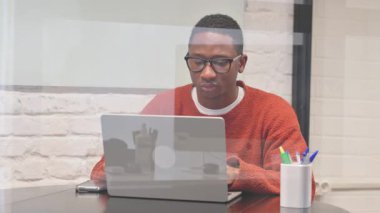 Afrikalı Adam Ofisteki Kameraya Ciddi Bakıyor