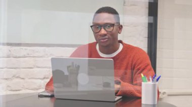 Ofisteki Kameraya Bakan Afrikalı Adam 'dan Baş Parmakla