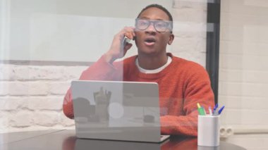 İş yerinde Telefonda Konuşan Afrikalı Adam