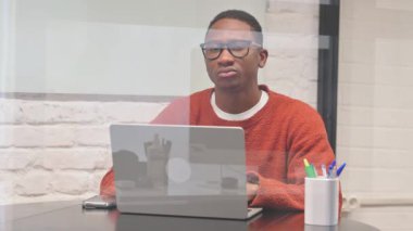 Ofisteki Kameraya Bakan Afrikalı Adam 'dan Baş Parmak İndirme