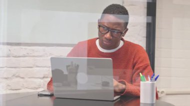 Afrikalı Adam Çalışma Alanında Öfkeli ve Gergin Hissediyor