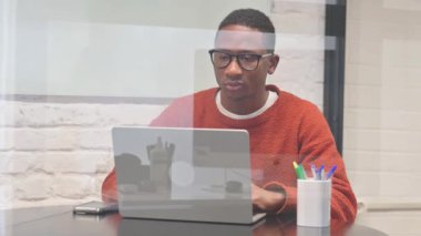 Dizüstü bilgisayar kapatıldıktan sonra Afrikalı Adam Çalışma Alanından Çıkıyor