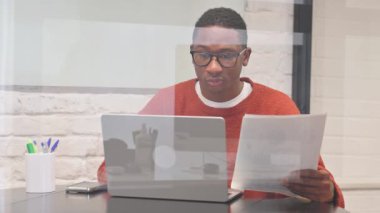 Belgeler ve Bilgisayarlar Üzerinde Çalışan Afrikalı Adam Heyecanlı