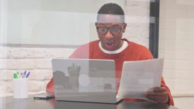 Belgeler ve Laptop 'ta çalışan şok olmuş Afrikalı Adam