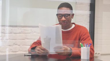 Yeni Kayıp Raporuna Şaşırmış Afrikalı Adam Tepki Veriyor