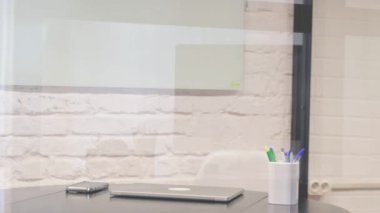 Dizüstü bilgisayar açıldıktan sonra Afrikalı Adam Çalışma alanına geliyor