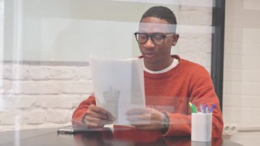 Heyecanlı Afrikalı Adam Yeni Raporu Kutluyor