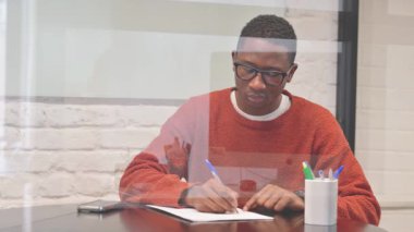 Afrikalı Adam Çalışma Alanında Mektup Yazıyor