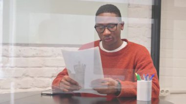 Çalışma Alanında Belgeleri Okuyan Afrikalı Adam 'ın Evrakları