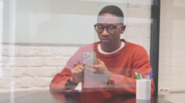 Afrikalı Adam Çalışma Alanında İnternet Taraması Yapıyor