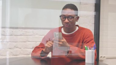 Afrikalı Adam Çalışma Alanında Telefonda Kazanmak İçin Heyecanlı